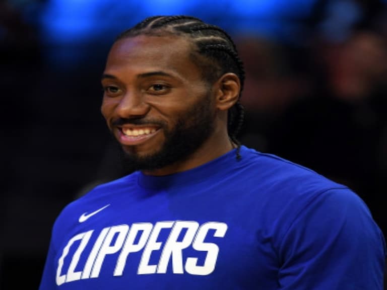 這畫面太反差！Kawhi Leonard 去脫衣俱樂部被網友拍到，邊撒鈔票邊摸屁股感覺超 Chill！