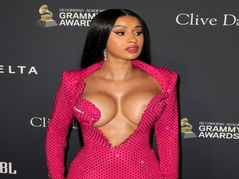 現場抓給你看!Cardi B 火辣秀出渾圓美胸,老公 Offset 大膽「摸球」放閃!