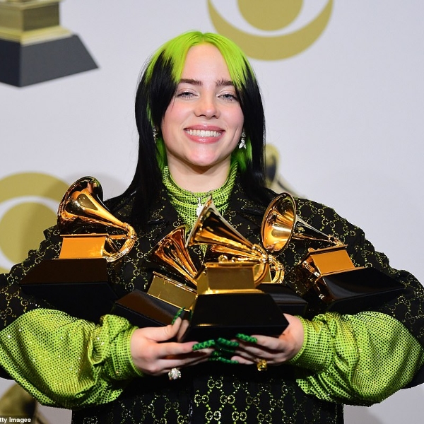 18 歲怪奇比莉橫掃 2020 葛萊美，勇奪年度專輯大獎謙稱：「我認為亞莉安娜更值得...」
