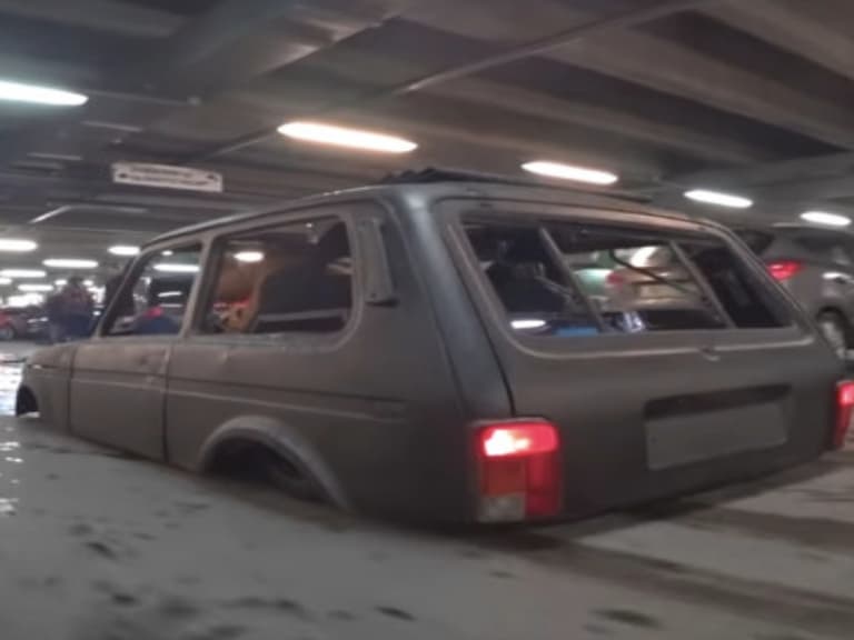 低到輪胎看不見！俄羅斯人打造「史上最低」獵奇改裝車，街上趴趴走、360 度甩尾都沒問題！