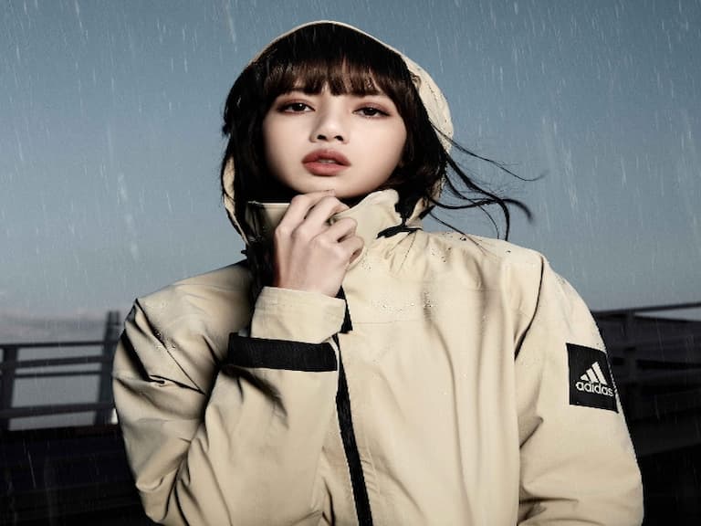 BLACKPINK Lisa率性演繹adidas MYSHELTER防水風衣外套 科技機能材質搭配經典風衣剪裁 不畏晴雨盡情探索城市