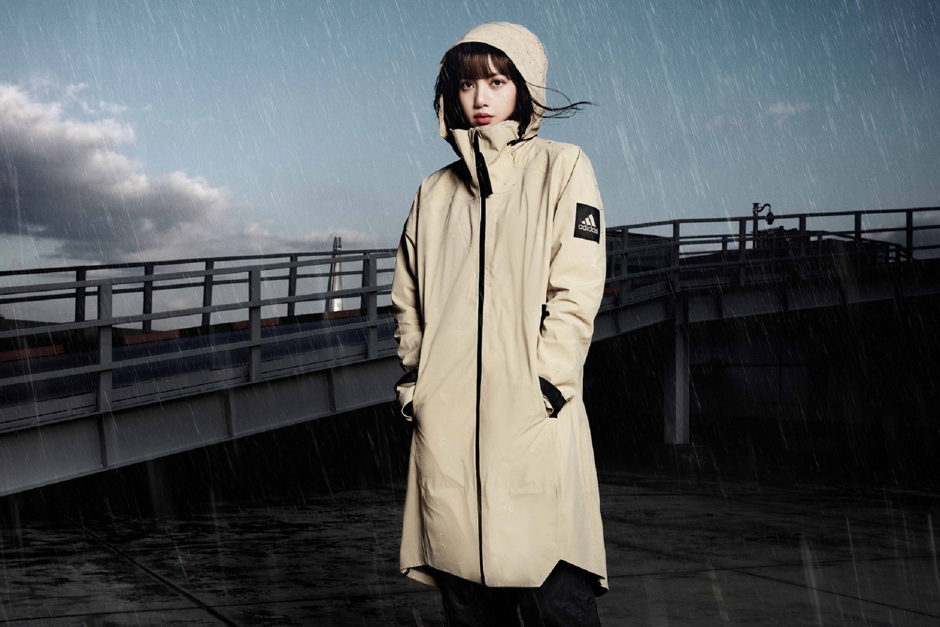 BLACKPINK Lisa率性演繹adidas MYSHELTER防水風衣外套 科技機能材質搭配經典風衣剪裁 不畏晴雨盡情探索城市