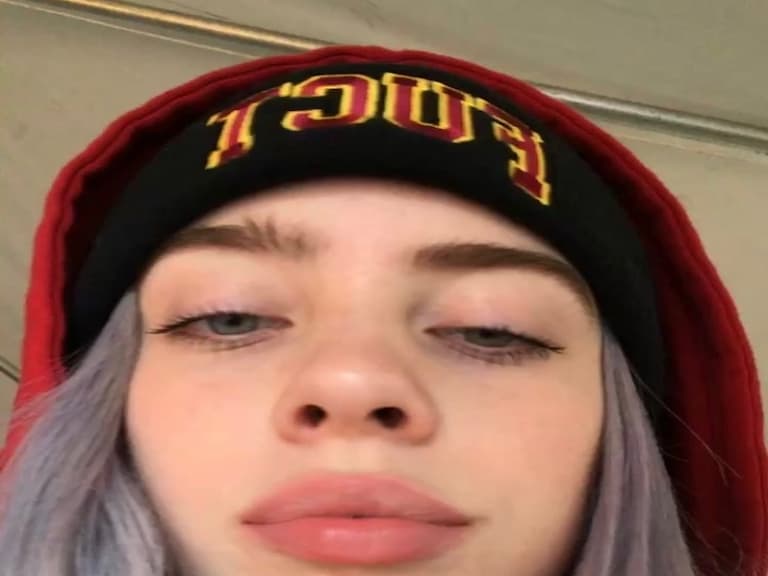 直接掰彎！為啥男生女生都愛 Billie Eilish 的帥臉？因為她「這裡」動了手腳！