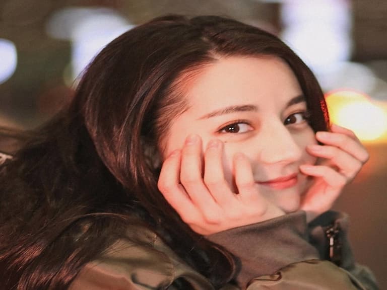 施主妝別畫了吧!迪麗熱巴「素顏自拍」防疫影片,網驚:「這膚質太扯了⋯」
