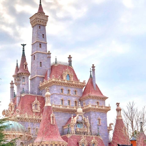 一定要去！東京迪士尼樂園《美女與野獸》新城堡曝光，夢幻新園區今年就開幕！