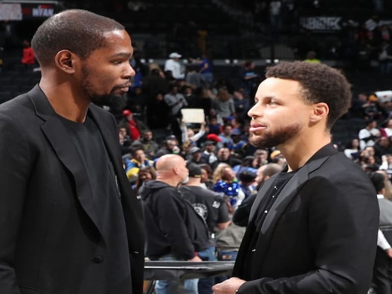 想你了兄弟！籃網勇士一戰 KD 與 Curry 見面直接深情大擁抱，兩人相談甚歡讓網友直呼超感動！