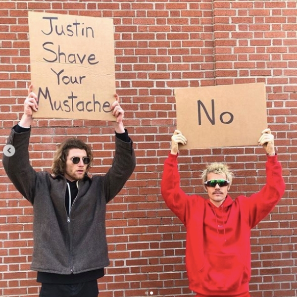 國外「抗議瑣碎小事」爆紅的小哥，竟請到 Justin Bieber 一起舉牌！？看完牌子上的字網友笑到跪了～