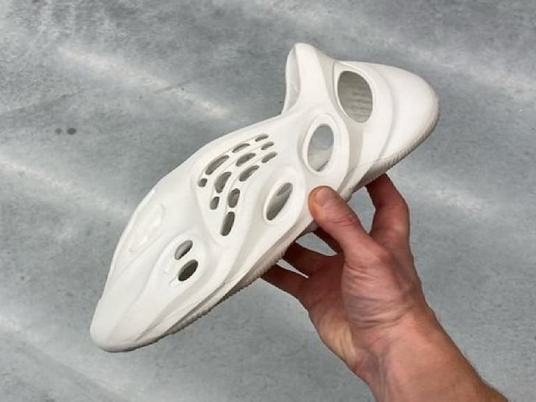 原來是手機殼，我還以為是 Yeezy 呢！最獵奇的「椰子鞋」即將開賣，這次你想搶嗎？