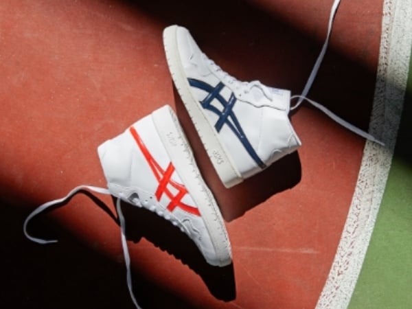 ASICS「JAPAN L」經典復古籃球鞋 全白鞋身搭配透明膠感虎爪線條 情人節最低調放閃首選