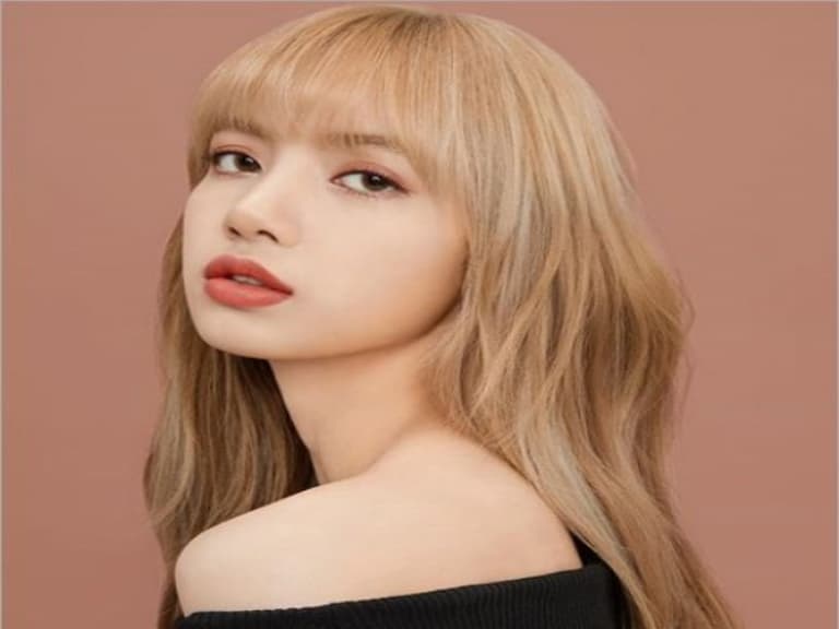 掰了招牌金髮！BLACKPINK 成員 Lisa 曝光「長髮全染黑」最新造型，判若兩人令粉絲驚呆！