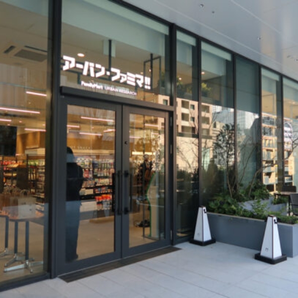 日本的全家便利商店竟然在冰櫃賣起「球鞋」！？網友傻眼：超商真的無極限⋯
