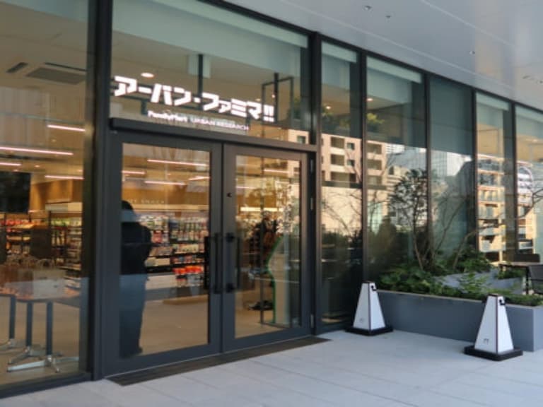 日本的全家便利商店竟然在冰櫃賣起「球鞋」！？網友傻眼：超商真的無極限⋯