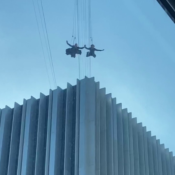 不靠綠幕特效！《駭客任務 4》實景拍攝「跳躍高樓大廈」驚險場面，基努李維合體凱莉安摩絲！