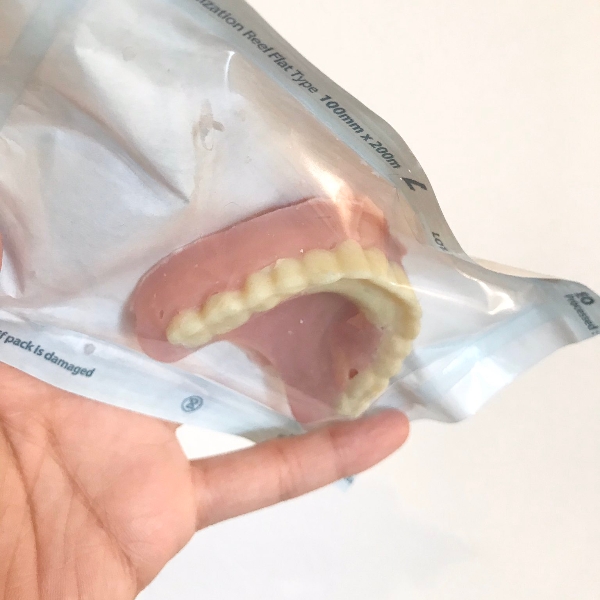 情人節收到阿嬤的假牙？！牙醫手工製作的獵奇「齒模巧克力」，你敢吃嗎？