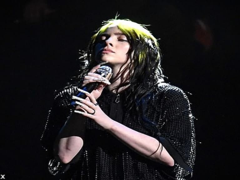 橫掃葛萊美後又抱回大獎!Billie Eilish 上台卻哽咽:「最近感覺到很多人非常恨我⋯」
