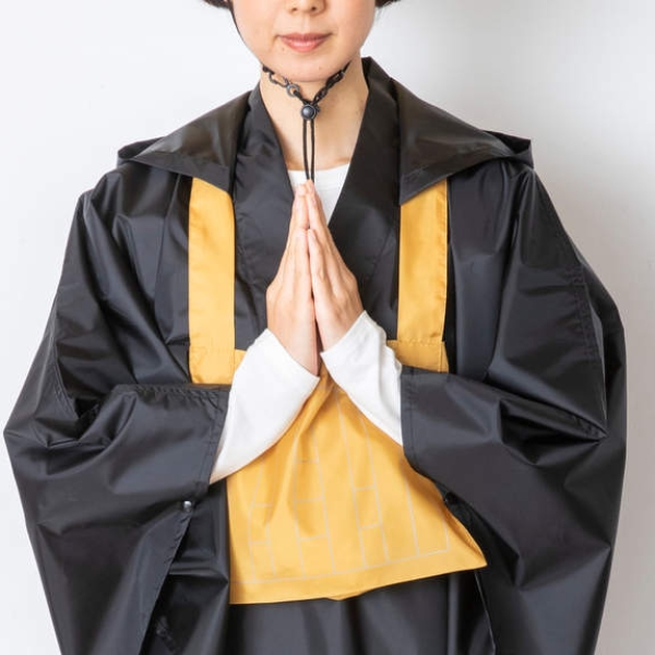 回頭率 100%！日本腦洞新品「僧侶袈裟雨衣」，體驗一種雨中修行的搞笑禪意！