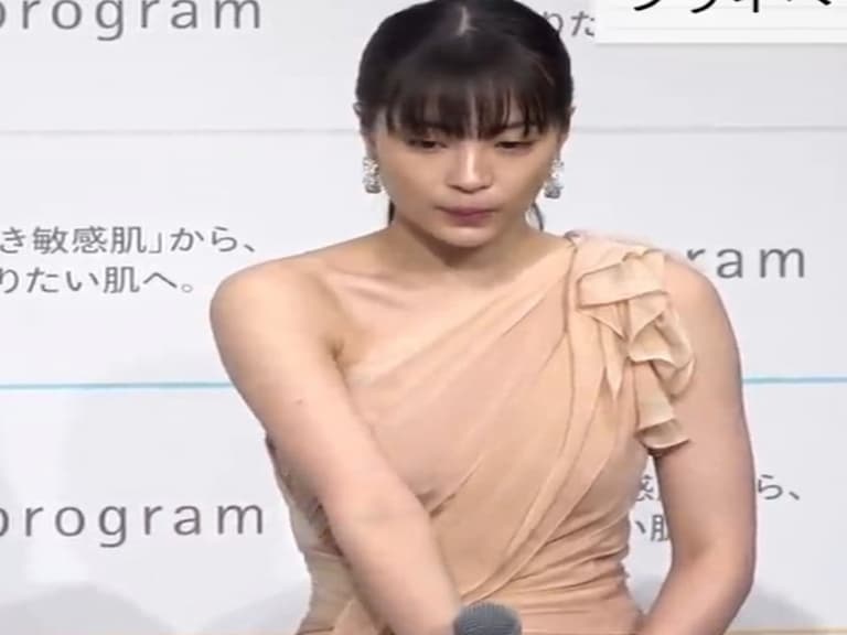 21 歲日本正妹廣瀨鈴禮服太透明，害羞發現「右胸超赤裸」趕緊用手臂掩護！
