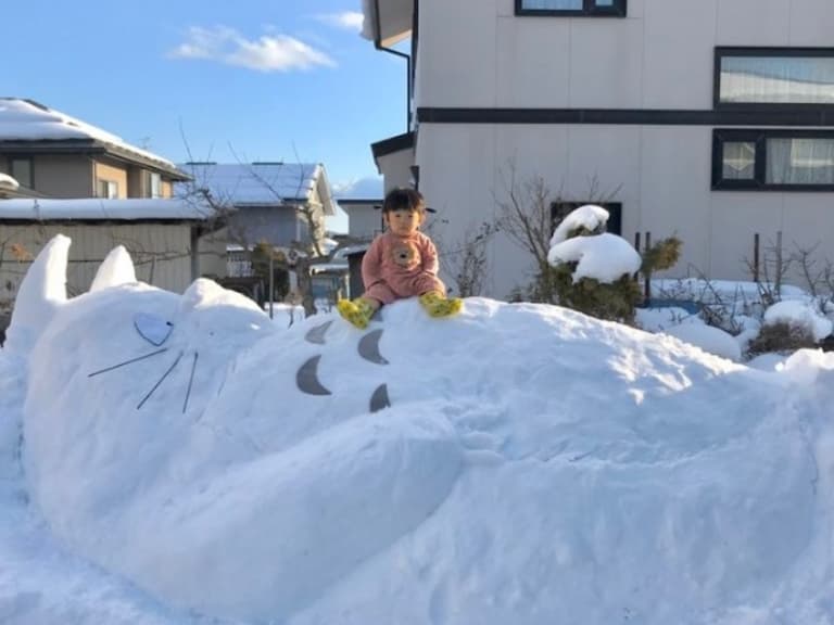 根本就是《龍貓》的真實版場景!日本神人分享自家堆的雪人被推爆,網友:真的神還原