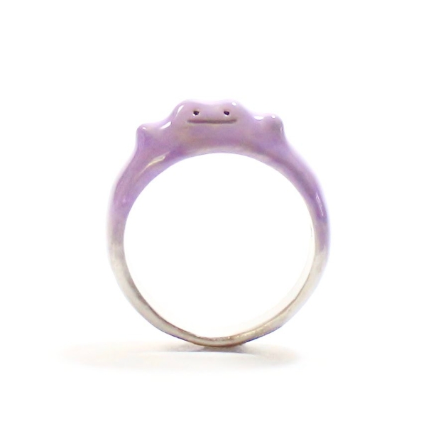 可愛想收！日本推出精靈寶可夢「百變怪」圓戒指，淡紫色神奇寶貝戴在手上超萌～