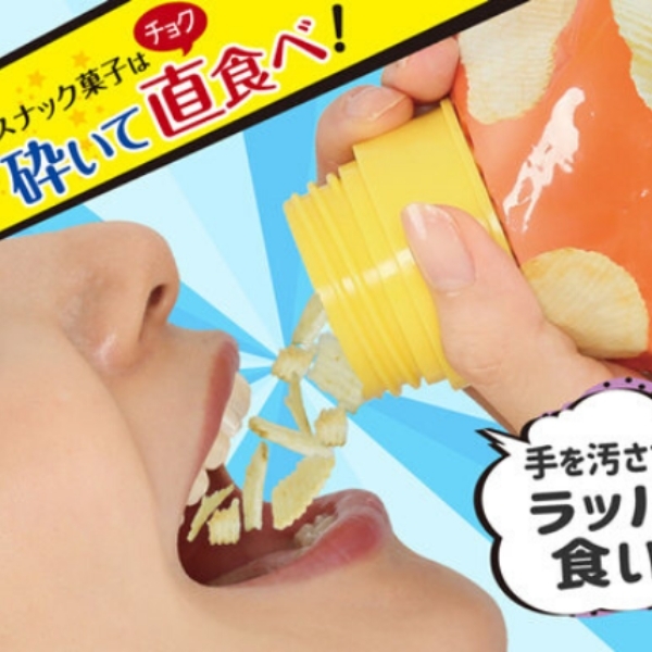 想要豪邁大口吃零食嗎？日本發明超實用「包裝袋接口」，讓你狂嗑洋芋片就像喝水～