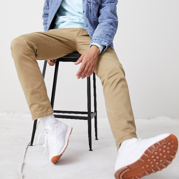 不搞丹寧也很型！ LEVI’S®  2020 春夏系列全新褲款經典設計，讓你球鞋隨意搭