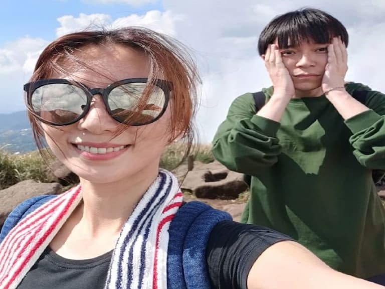 真閨蜜！Hebe 與青峰私下相約一同郊遊去爬山，粉絲融化：這組合也太可愛！