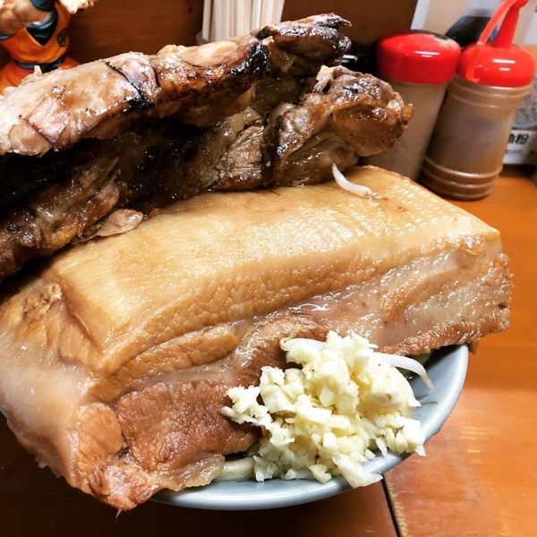 光是一塊肉就重達 1 公斤！日本超狂「世界末日拉麵」，吃完直接飽到見上帝⋯