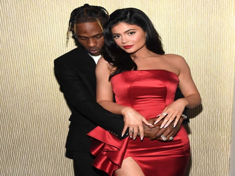 Travis Scott 最近鞋子賣翻，連首富前女友都回來了？Kylie Jenner「大動作」宣告搶錢夫妻復合了！