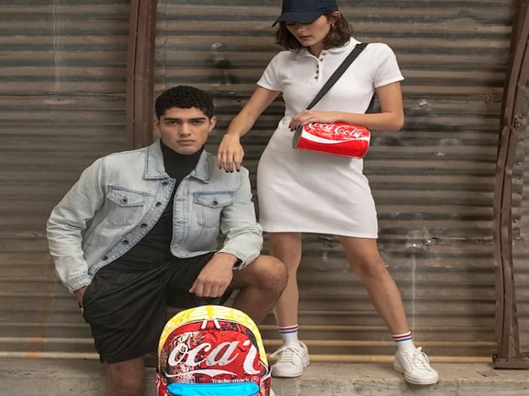 在炸雞 cross over 涼鞋之後，接下來準備要關注的新聯名是這個！ 看Coca Cola x LeSportsac 玩什麼?!
