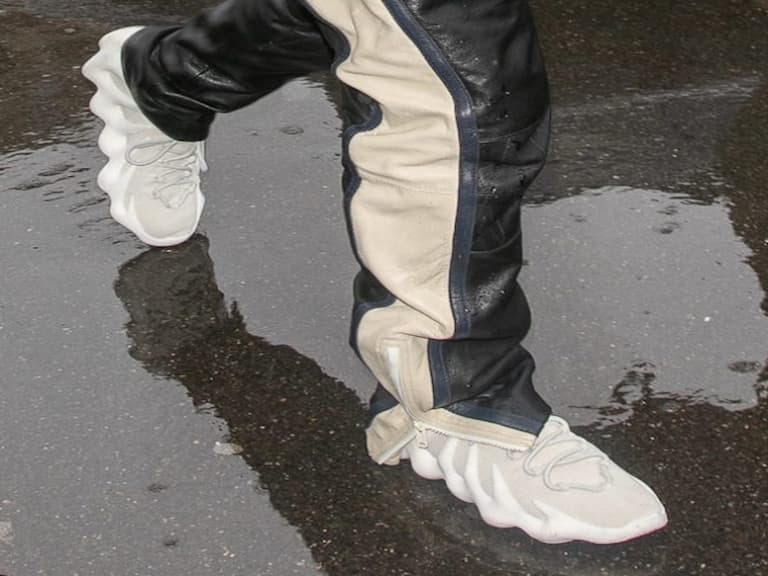 肯爺就是任性！Kanye West 雨天硬是穿上這雙「尚未發售神鞋」，鞋迷驚呼：有錢真好⋯