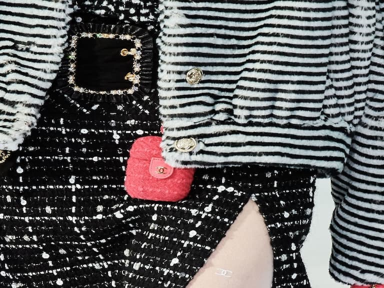 可愛到發芬！CHANEL 推出巨可愛「粉紅軟呢」AirPods 保護套，網友：沒耳機也好想收～～