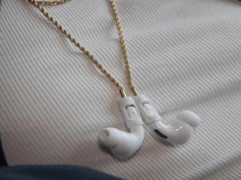 AirPods 再也不會掉啦！超狂項鍊、耳環週邊單品，戴上後絕對比貝克漢還「高顏值」！