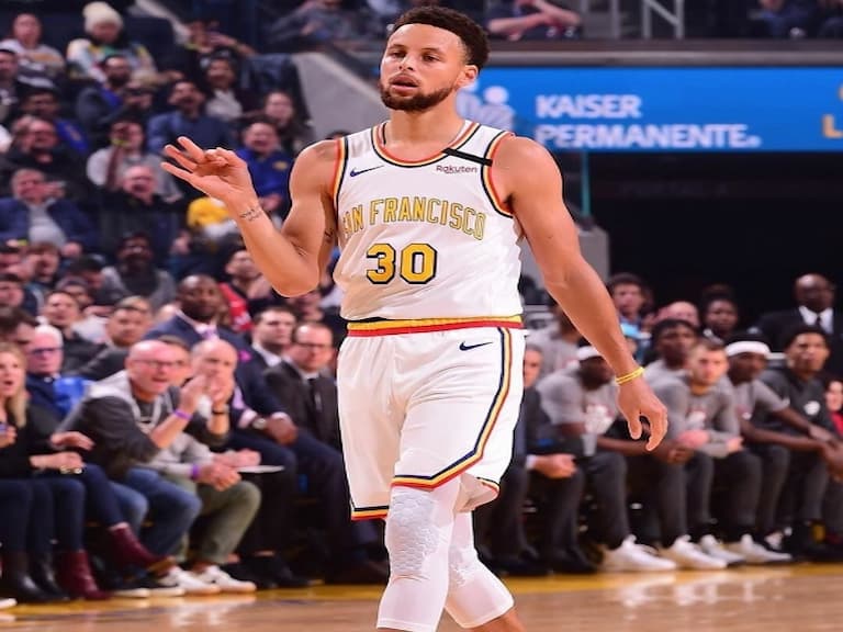 熟悉的「萌神」回來了！Curry 復出首戰高效轟 23 分，超扯逆天三分彈 High 翻全場！
