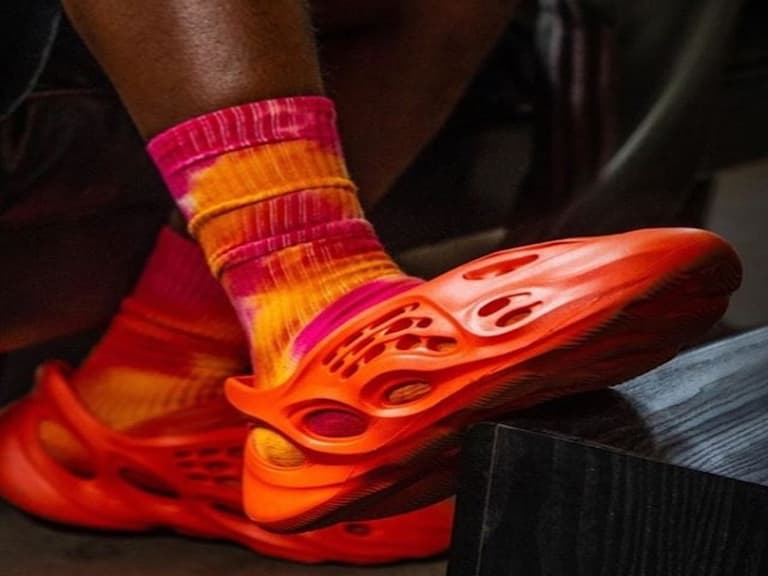 肯爺、A$AP Ferg 搶先上腳 Yeezy Foam Runner 新配色，引來鞋迷爆笑：「還以為是布希鞋⋯」