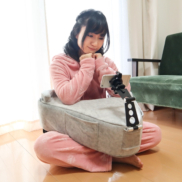 只想當一坨會呼吸的肉！日本推出滑手機專用的懶人靠墊，享受廢人生活就是這麼簡單～