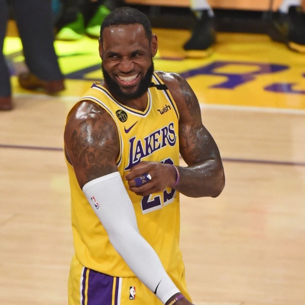 35 歲還是超會飛！詹皇狂炸 37 分率湖人擊退公鹿，多次暴扣 + 吃掉字母哥實在太猛！