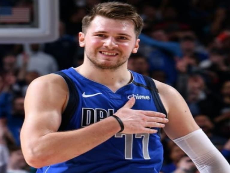 我也想要這樣的老闆!獨行俠老闆親送 Doncic 全球限量 Air Jordan 4,鞋迷:「這雙可以市售嗎?」