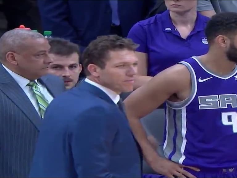 超傻眼調度！Luke Walton 關鍵時刻沒擺最穩射手上去追分，現場球迷怒噴：你這個白痴！