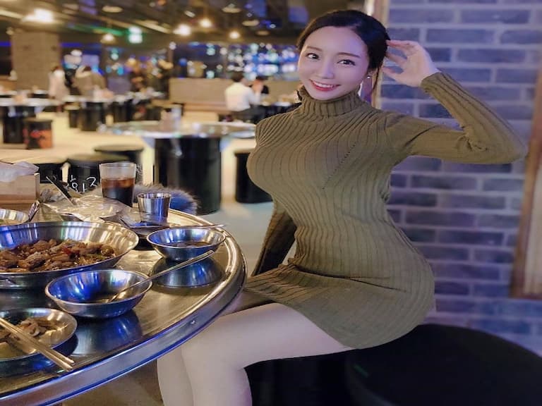【野生抓正妹❤】早上是老師晚上是吃貨！這位「臉蛋、身材」集一身的雙重身分美女讓全網戀愛啦～