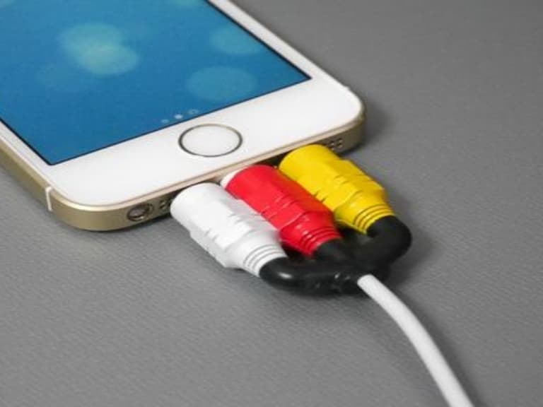 暴露你的年齡！日本推出「AV 端子」iPhone 充電線保護套，網友笑：「太懷舊了！」