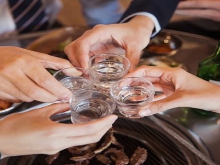 《梨泰院》燃起燒酒熱！不可不知的 5 個韓國「喝酒助興遊戲」讓大家越喝越嗨～