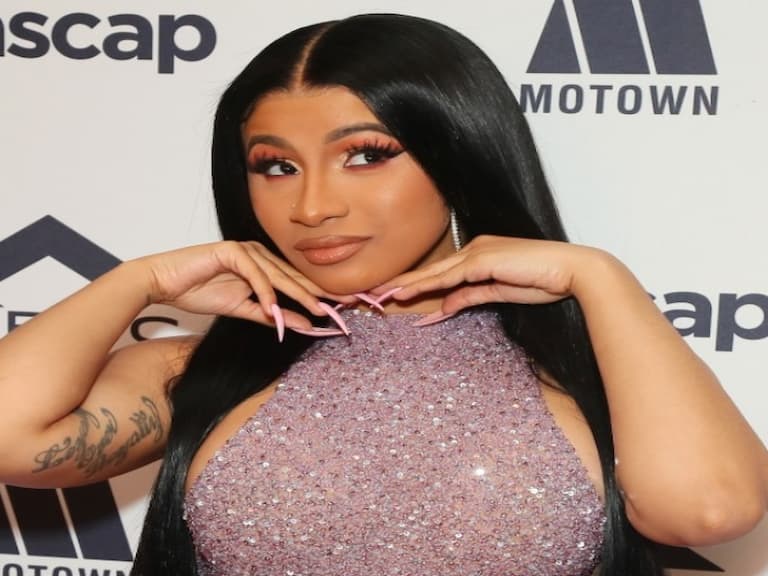 居然有續集?!Cardi B 罵完新冠肺炎再砲美國政府:「不要裝孝維!」網友笑瘋:WHO 發言人換她當