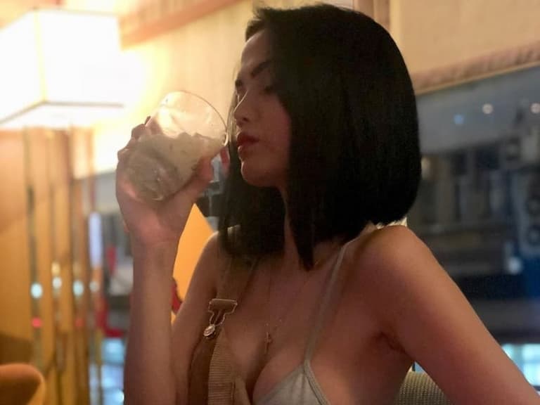 【野生抓正妹】新加坡素人美女 Ashley Garcia 地鐵秀「超完美側乳」，水滴奶照片瘋傳爆紅！