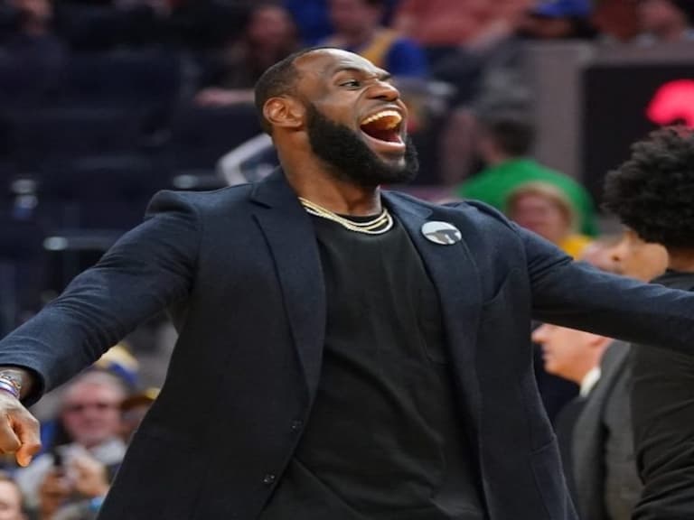 NBA 停賽球員瘋抖音!字母哥跟女友在鏡頭前互換衣服、綠衫軍 226 公分長人跳舞畫面超詭異!