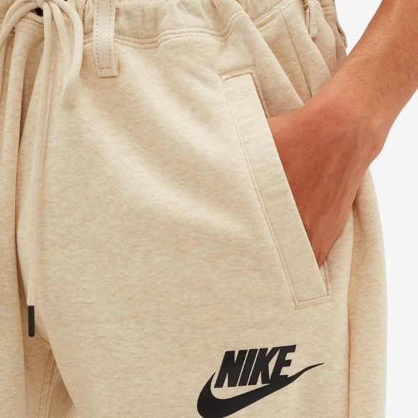 買一件抵兩件？設計師品牌推出「Nike 棉褲 + Levi's 牛仔褲」雙面帥褲！治好你的選擇障礙～