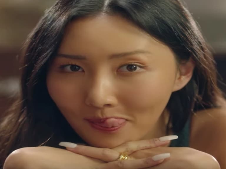 烤腸女神又發威啦！最強帶貨女王華莎大推的「復仇者聯盟」泡麵組合，瞬間爆賣上千份！