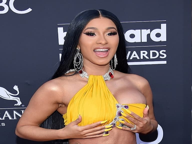 Cardi B 在家隔離防疫到被逼瘋:「老娘想要穿上我買的超昂貴衣服,然後出門!」