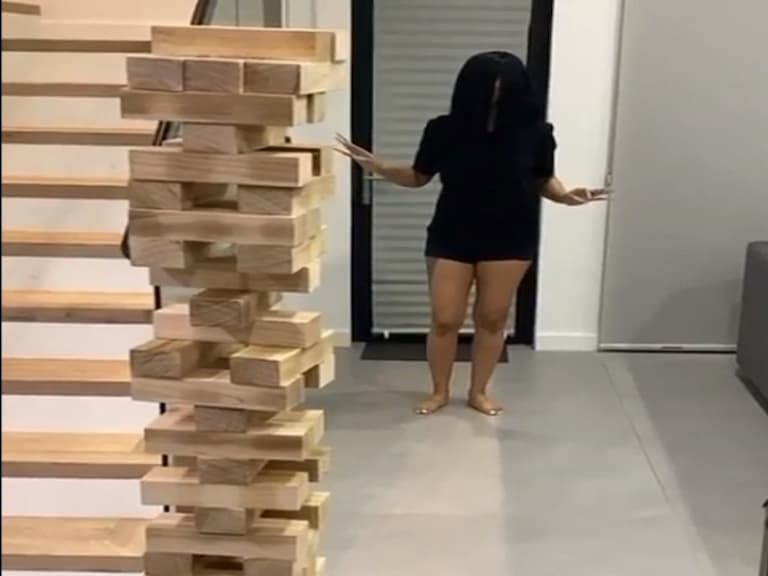 宅到變瘋婆娘！Cardi B 居家防疫無聊到「撞積木」，點外賣來吃又再度爆笑發飆！