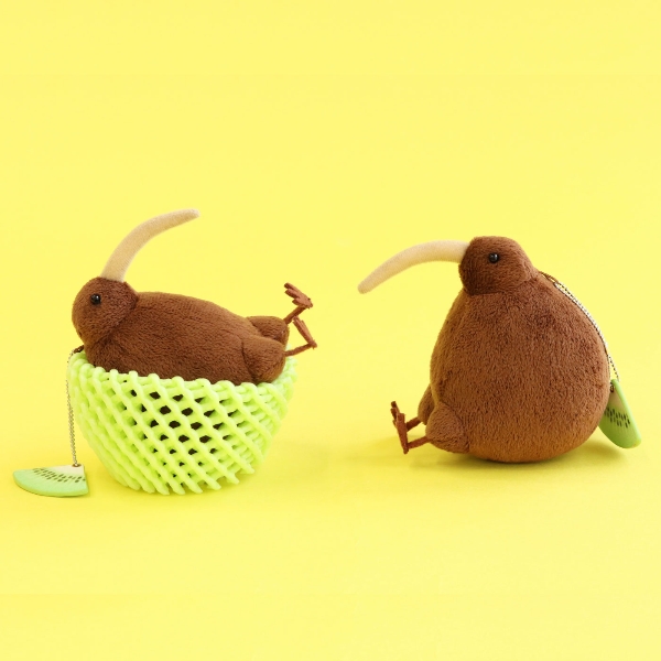 動物園人氣明星！日本推出「奇異鳥」娃娃，坐進水果套子裡超可愛～