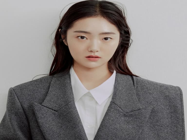 超會演!《屍戰朝鮮》超陰險「中殿娘娘」金慧峻私下超甜美?單眼皮也能放電「這 2 點」快筆記~